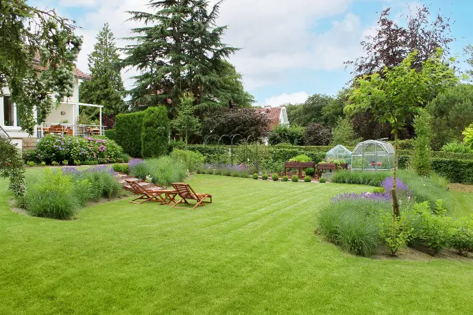 Aménagement de jardin moderne avec parterres fleuris, bacs potagers et grand gazon à Rixensart Brabant Wallon