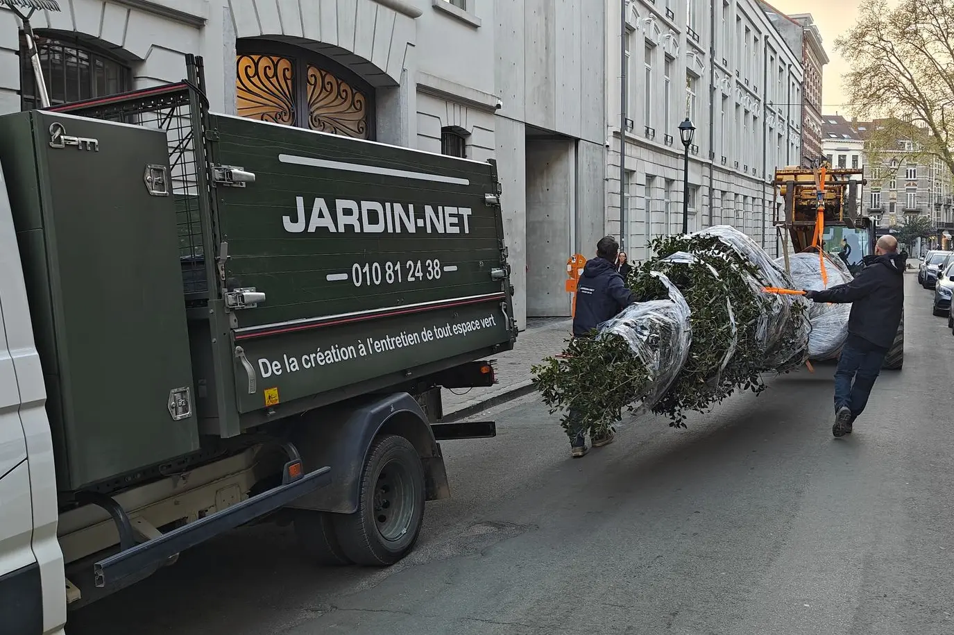 Travail d’équipe Jardin-Net : livraison et déchargement d’un grand arbre à Saint-Gilles Bruxelles