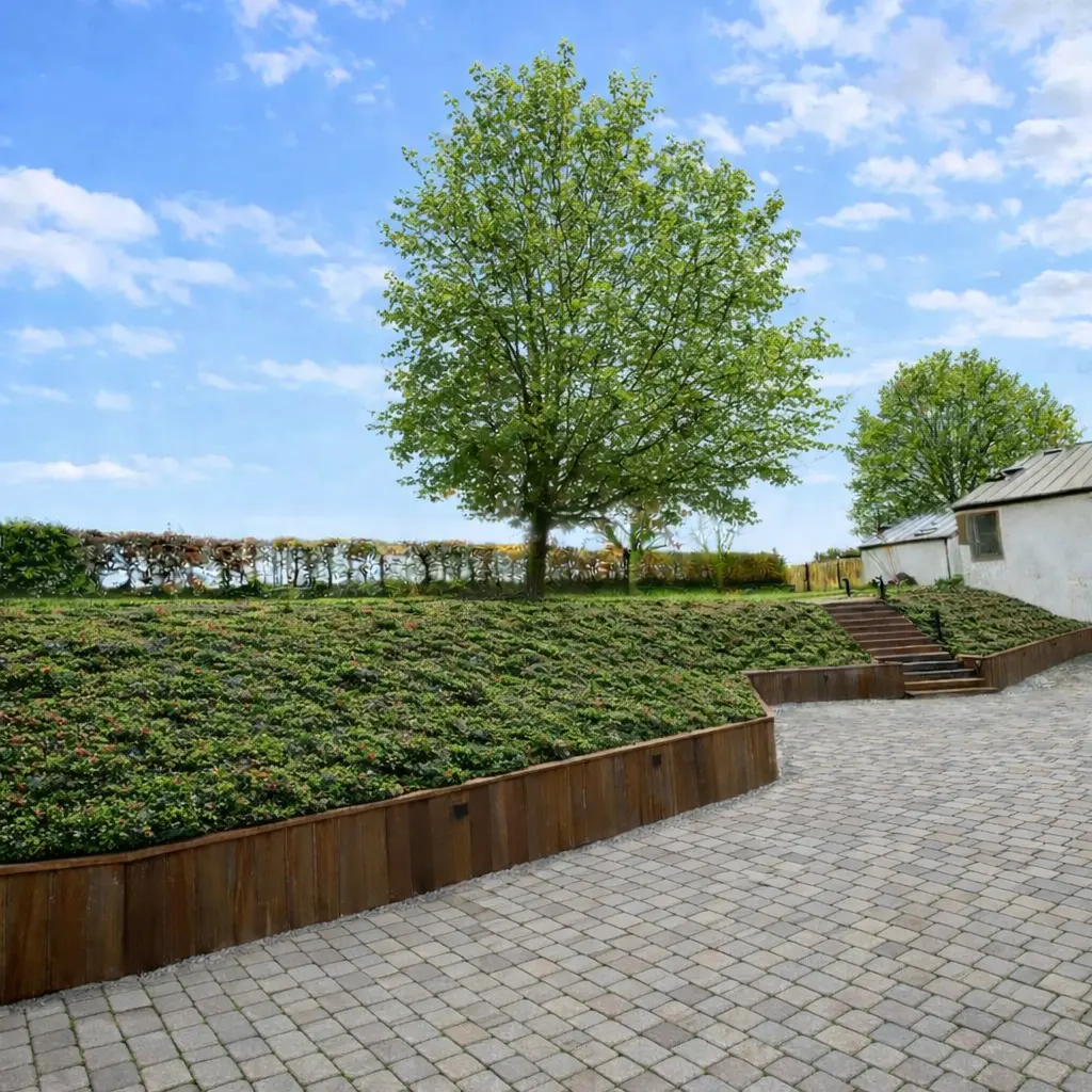 Aménagement de jardin à Vieusart, Chaumont, avec talus végétalisé de plantes rampantes, haie, parking pavé et escalier en palplanches